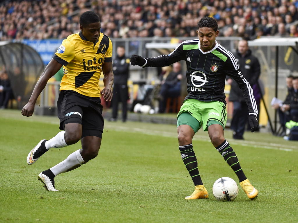 Isak Ssewankambo (l.) gooit alles in de strijd om Jean-Paul Boëtius (r.) van de bal te krijgen in de eredivisiewedstrijd tussen NAC Breda en Feyenoord. (21-12-2014)