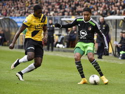 Isak Ssewankambo (l.) gooit alles in de strijd om Jean-Paul Boëtius (r.) van de bal te krijgen in de eredivisiewedstrijd tussen NAC Breda en Feyenoord. (21-12-2014)