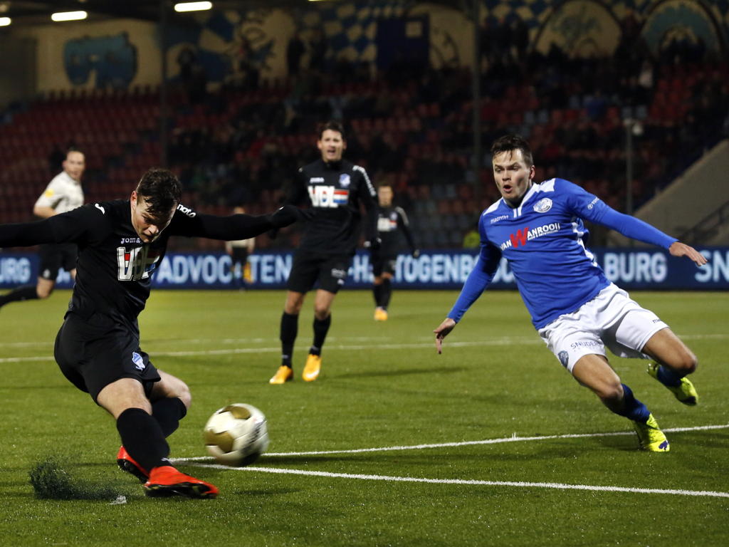 Eindhoven speler Tom Boere schiet en FC Den Bosch speler Moreno Rutten probeert de bal te blokken. (06-12-14)