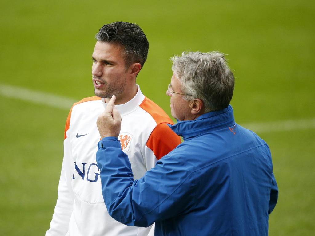 Robin van Persie (l.) krijgt tijdens een training van het Nederlands elftal instructies van bondscoach Guus Hiddink. (15-11-2014)