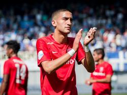 Hakim Ziyech bedankt na afloop van het duel tussen FC Twente en PEC Zwolle (2-1 verlies) het meegereisde publiek. Ziyech maakte de enige treffer. (23-08-2015)