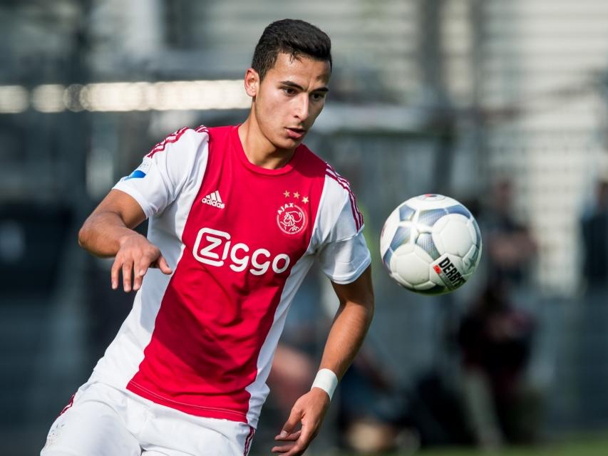Anwar El Ghazi scoort tegen SBV Excelsior alweer zijn zevende doelpunt van het Eredivisie-seizoen en daarmee is El Ghazi topscorer van de competitie. (20-09-2015)