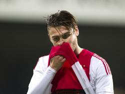 Jong Ajax-aanvaller Sam Hendriks druipt teleurgesteld af na de competitiewedstrijd tegen VVV-Venlo. (30-10-2015)