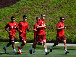 Holger Badstuber (2.v.r.) nimmt das Lauftraining auf