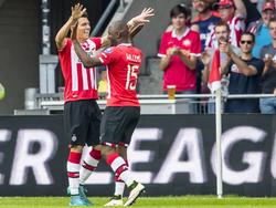 Aangever Jetro Willems (r.) en afmaker Héctor Moreno (l.) vieren de 1-0 van PSV tegen AZ. (14-08-2016)