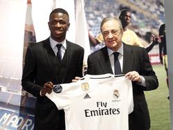 Vinicius Junior (izq.) posa con Florentino Pérez en su presentación. (Foto: Imago)