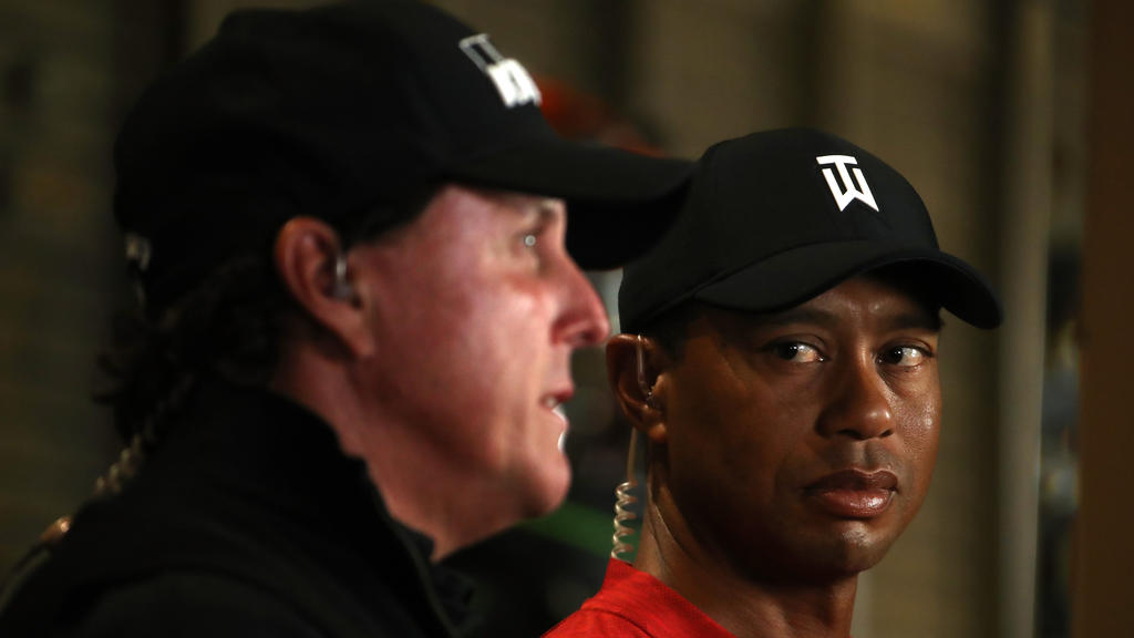 Tiger Woods (r.) und Phil Mickelson duellieren sich an Thanksgiving Tiger Woods (r.) und Phil Mickelson duellieren sich an Thanksgiving