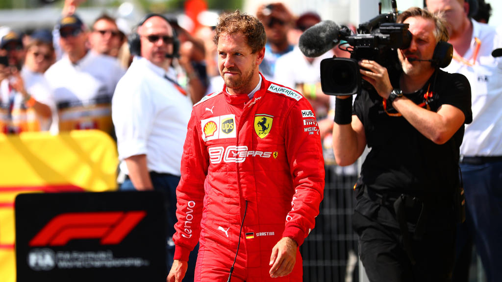Die umstrittene Szene: Sebastian Vettel kommt von einem Ausritt zurück und schneidet Lewis Hamilton den Weg ab Die umstrittene Szene: Sebastian Vettel kommt von einem Ausritt zurück und schneidet Lewis Hamilton den Weg ab
