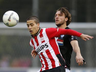 Luiz Beto da Silva (l.) heeft moeite met de aanname, omdat Milan Massop (r.) er kort op zit tijdens het duel Jong PSV - FC Eindhoven. (22-04-2016)