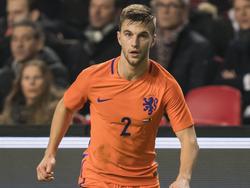 Joël Veltman dribbelt met de bal tijdens het oefenduel tussen Nederland en België. De Derby der Lage Landen eindigt in 1-1. (09-11-2016)