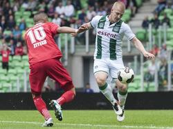 Groningen-verdediger Martijn van der Laan (r.) pakt Hakim Ziyech van FC Twente de bal af. (21-08-2016)