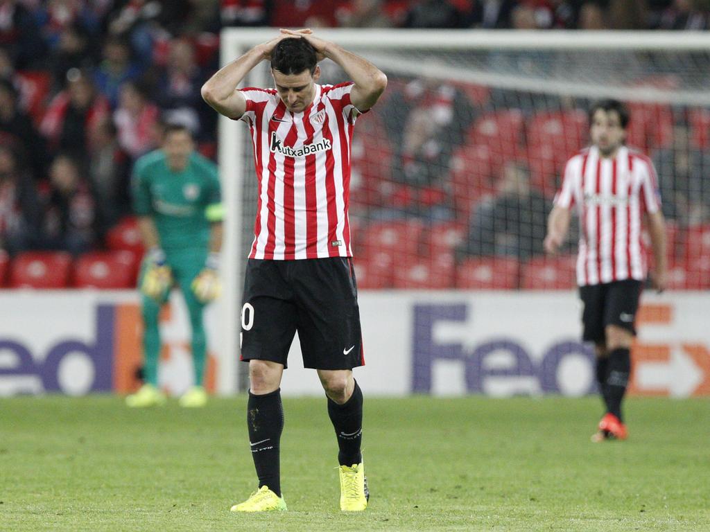 Aduriz se lamenta del segundo gol encajado contra el APOEL. (Foto: Imago)