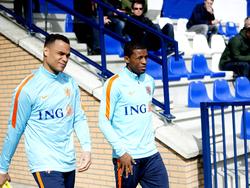 Georginio Wijnaldum (r.) en Michel Vorm (l.) begeven zich richting het trainingsveld voor een training met Oranje (21-03-2017).