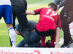 Selbst Freiburg-Trainer Christian Streich wurde beim Spiel gegen Schalke zu Fall gebracht