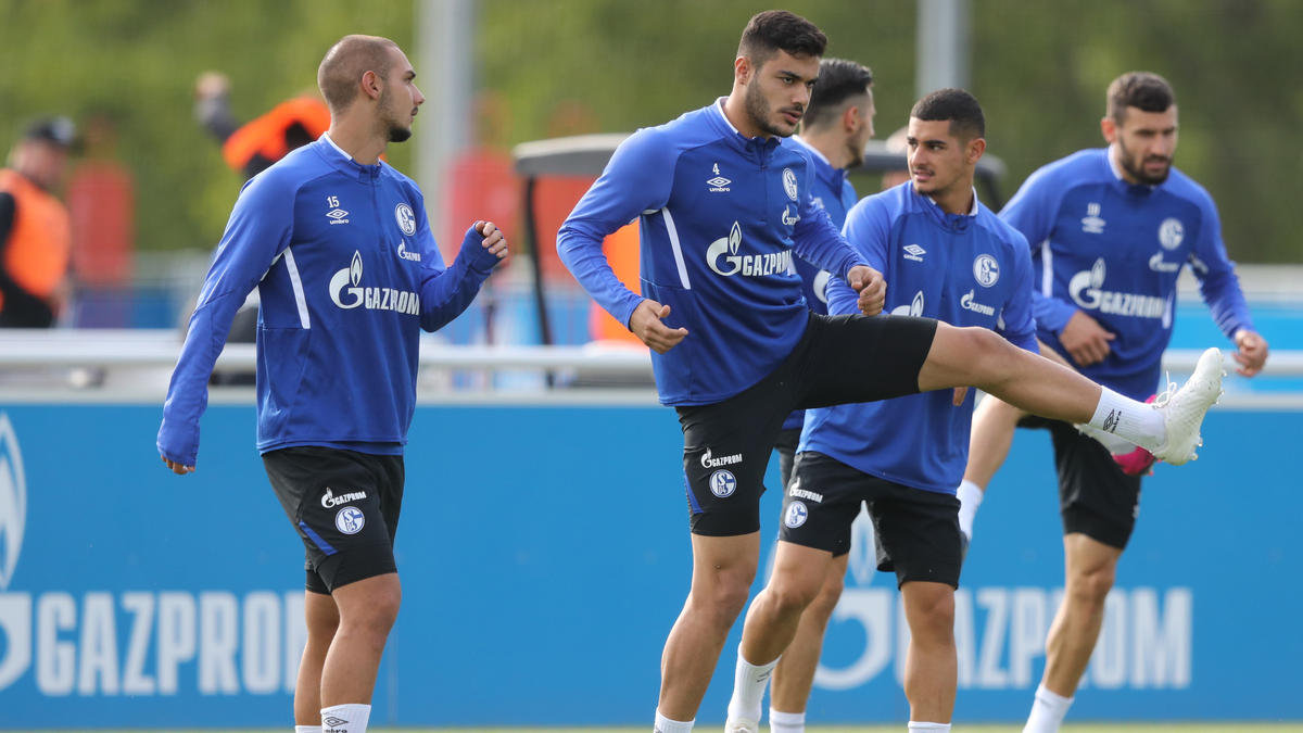Nach dem Militär-Salut türkischer Fußball-Nationalspieler sucht Schalke 04 unter anderem mit Kabak das Gespräch Nach dem Militär-Salut türkischer Fußball-Nationalspieler sucht Schalke 04 unter anderem mit Kabak das Gespräch