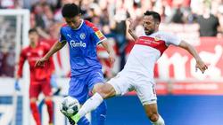 VfB-Profi Castro versucht Kiels Jae-sung Lee (l.) zu stoppen