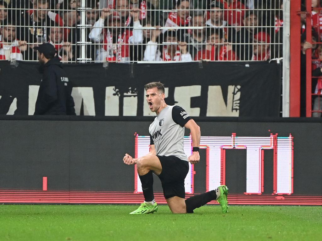 Florian Niederlechner vom FC Augsburg freut sich auf einen kleinen 