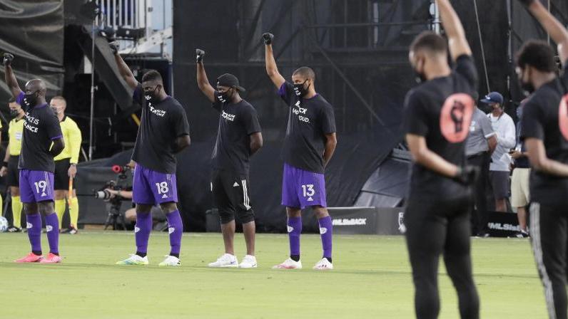 Orlando-Spieler heben vor dem Spiel ihre Fäuste als Zeichen gegen Rassismus