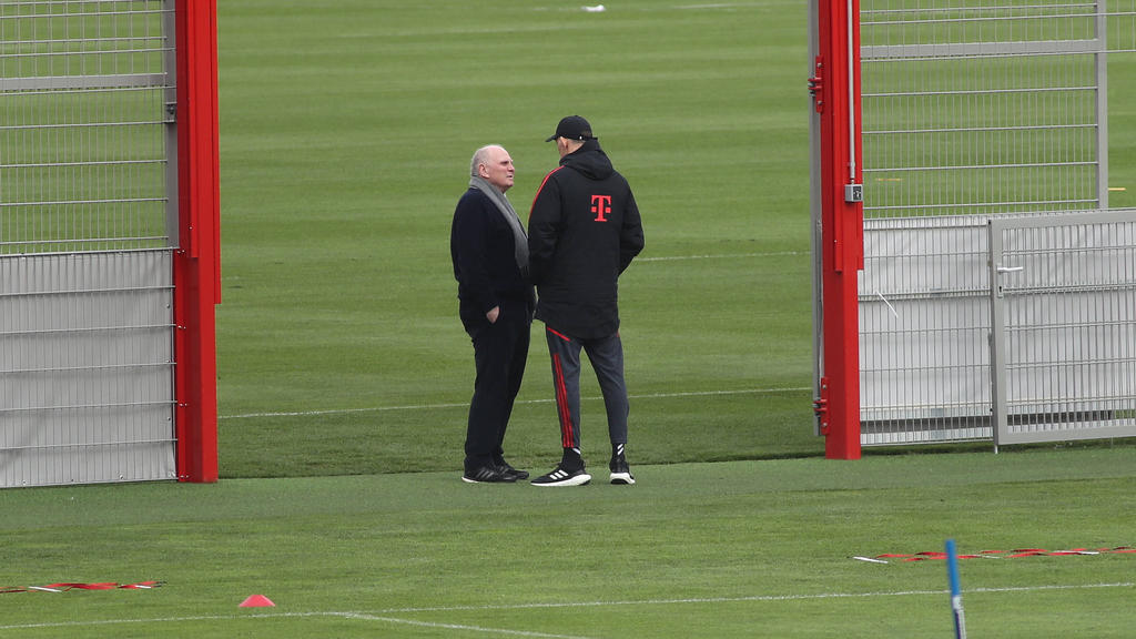 Uli Hoeneß besuchte den FC Bayern im Training
