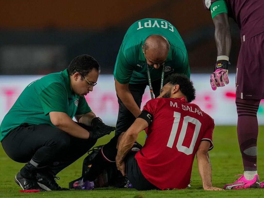Ägyptens Mohamed Salah wird während des Spiels medizinisch behandelt