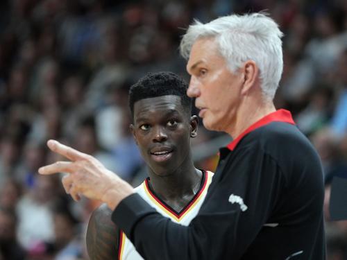 Gerieten in der Auszeit im Spiel gegen Slowenien aneinander: Bundestrainer Gordon Herbert (r) und Kapitän Dennis Schröder