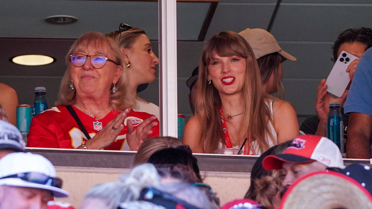 Gemeinsam mit Donna Kelce verfolgte Taylor Swift das NFL-Spiel der Kansas City Chiefs