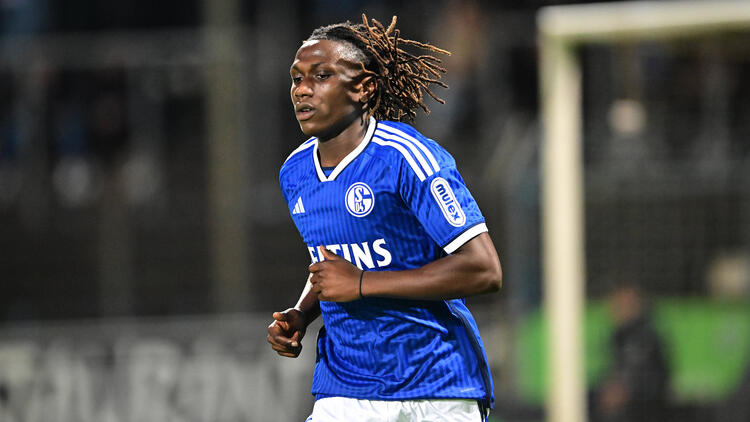 Emmanuel Gyamfi hat einen langfristigen Vertrag beim FC Schalke unterschrieben