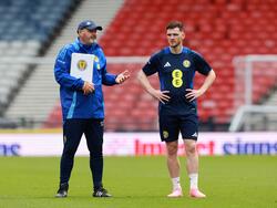 Schottlands Nationaltrainer Steve Clarke (l.) und Andrew Robertson sprechen während einer Trainingseinheit miteinander