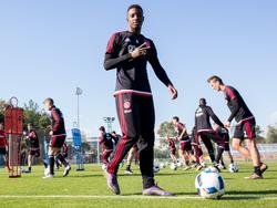 Riechedly Bazoer heeft wel even tijd voor de fotograaf tijdens de trainingssessie van Ajax op het trainingskamp in Turkije. (08-01-2016)