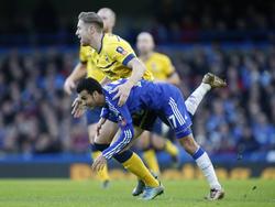 Kevin van Veen vecht een duel uit met Pedro (#17) tijdens het FA Cup-duel Chelsea - Scunthorpe United. (10-01-2016)