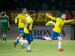 Jack Byrne (r.) is in extase na het scoren van de 1-0 tijdens het competitieduel SC Cambuur - PEC Zwolle. (27-02-2016)