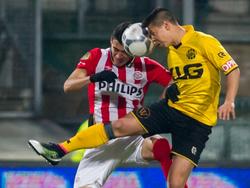 Héctor Moreno (l.) en Georgiy Zhukov vechten een kopduel uit tijdens de competitiewedstrijd Roda JC - PSV. (16-04-2016)