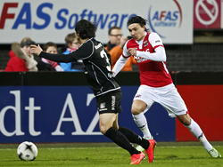 Jeffrey Leiwakabessy (l.) probeert Steven Berghuis (r.) van de bal te zetten tijdens het bekerduel AZ Alkmaar - NEC Nijmegen. (17-12-2014)