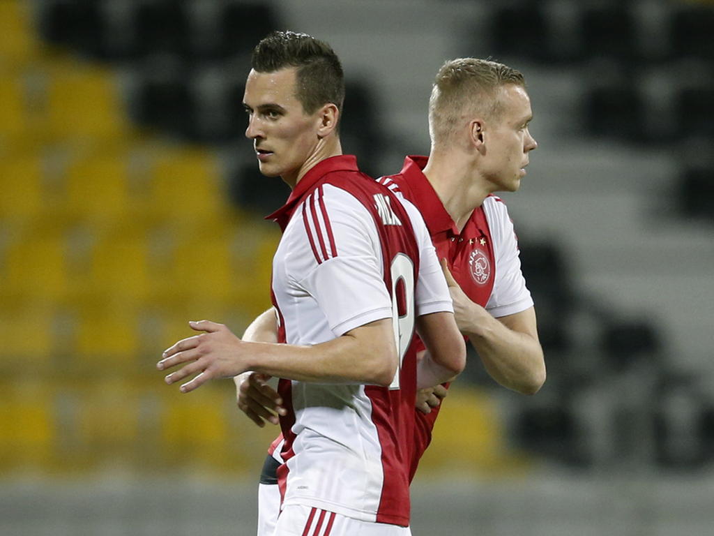 Arek Milik wordt gewisseld voor Kolbeinn Sigþórsson tijdens de oefenwedstrijd tegen Schalke 04. (10-01-15)