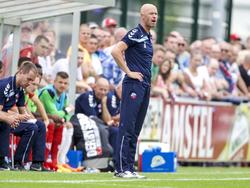 Erik ten Hag staat als hoofdtrainer van FC Utrecht zijn team te coachen tijdens het oefenduel met Derby County. (24-07-2015)