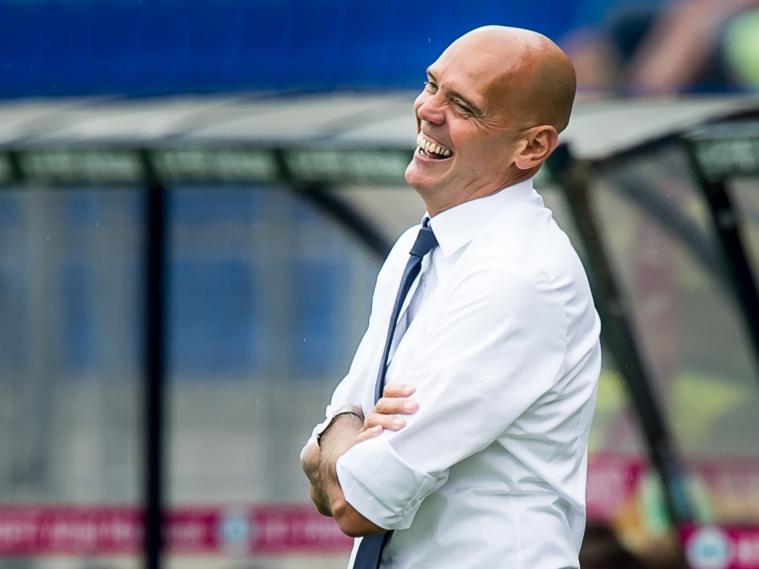 Jurgen Streppel grapt wat tijdens het duel met Vitesse. De trainer krijgt een standje van de vierde official en moet daardoor nog harder lachen. (09-08-2015) Jurgen Streppel grapt wat tijdens het duel met Vitesse. De trainer krijgt een standje van de vierde official en moet daardoor nog harder lachen. (09-08-2015)