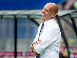 Jurgen Streppel grapt wat tijdens het duel met Vitesse. De trainer krijgt een standje van de vierde official en moet daardoor nog harder lachen. (09-08-2015)