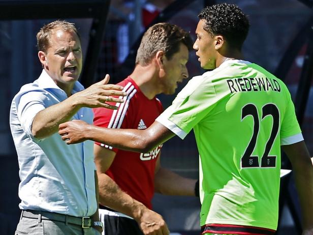 Frank de Boer (l.) geeft aanwijzingen aan verdediger Jaïro Riedewald (r.) tijdens de wedstrijd AZ - Ajax. (09-08-2015)