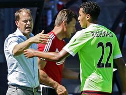 Frank de Boer (l.) geeft aanwijzingen aan verdediger Jaïro Riedewald (r.) tijdens de wedstrijd AZ - Ajax. (09-08-2015)