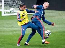 Calvin Verdonk (l.) probeert Lex Immers (r.) van de bal te zetten tijdens een training van Feyenoord. (07-11-2015)
