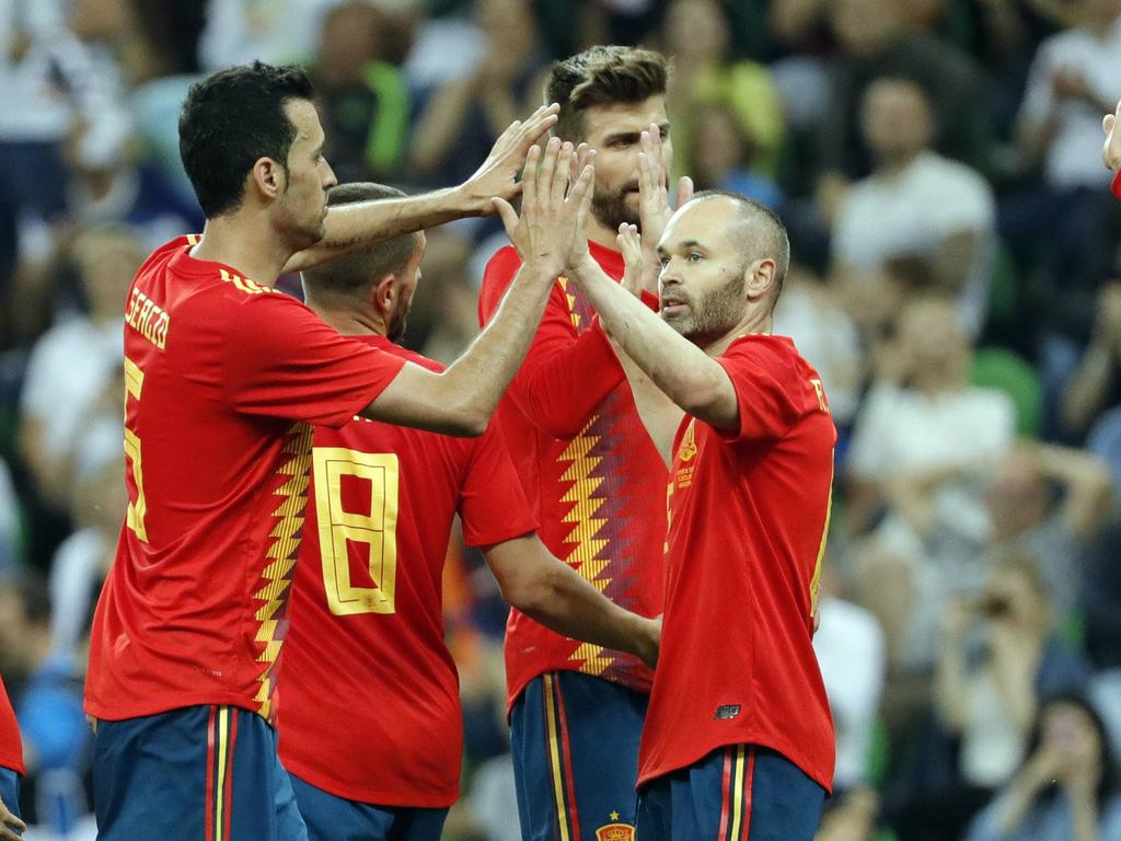 Los jugadores españoles se felicitan tras el tanto del gallego. (Foto: Imago)