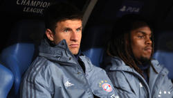 Thomas Müller (l.) findet sich beim FC Bayern zumeist auf der Bank wieder