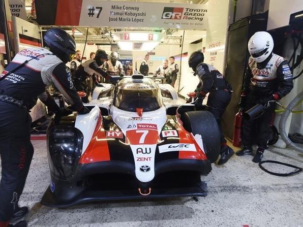 Erst Bestzeit, dann Unfall: Toyota übernachtet in Le Mans an der Spitze Erst Bestzeit, dann Unfall: Toyota übernachtet in Le Mans an der Spitze
