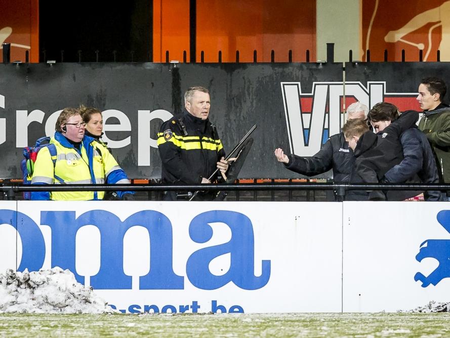 De aanwezige politieagenten voelen zich gedwongen om in te grijpen tijdens FC Eindhoven - De Graafschap. Twee mensen raken gewond. (13-01-2017)
