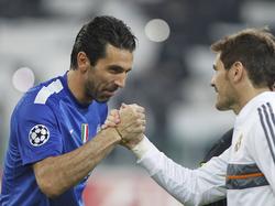 Gianluigi Buffon (l.) en Iker Casillas (r.) schudden elkaar de hand voor het duel Juventus-Real Madrid. (06-11-2016)