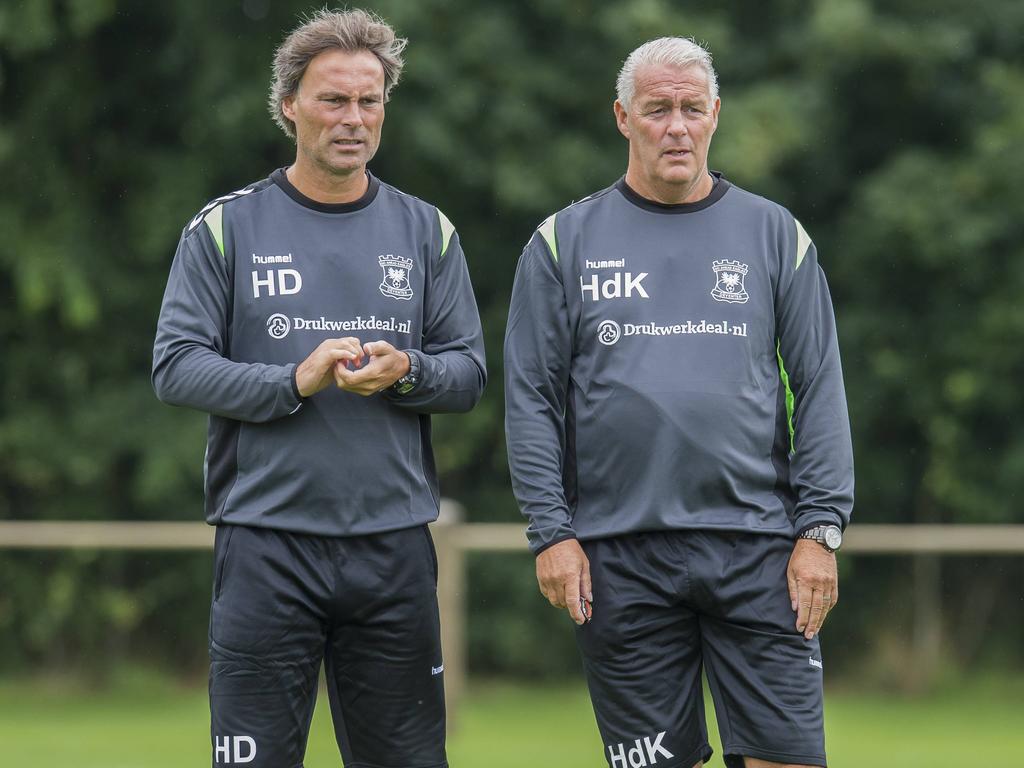 Harry Decheiver (l.) en Hans de Koning kijken toe tijdens de training van Go Ahead Eagles. (27-06-2016)