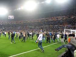 In Lyon stürmten die Fans den Rasen