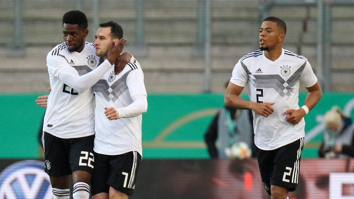 Benjamin Henrichs (r.) unterstützt Jordan Torunarigha (l.) Benjamin Henrichs (r.) unterstützt Jordan Torunarigha (l.)