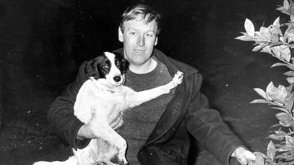 David Corbett mit seinem Hund Pickles neben dem Busch, unter dem der WM-Pokal lag David Corbett mit seinem Hund Pickles neben dem Busch, unter dem der WM-Pokal lag