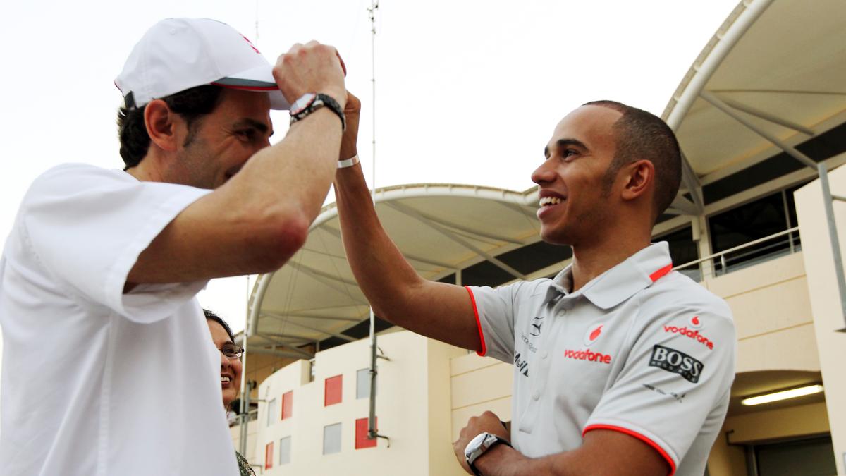 Pedro de la Rosa zieht den Hut vor dem jungen Lewis Hamilton (re.) Pedro de la Rosa zieht den Hut vor dem jungen Lewis Hamilton (re.)